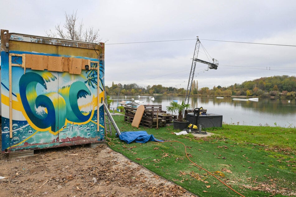 Die eigentliche Anlage auf dem Wasser darf bleiben, nicht aber die Container-Bauten mit Umkleide, Technik und Co. am Ufer.