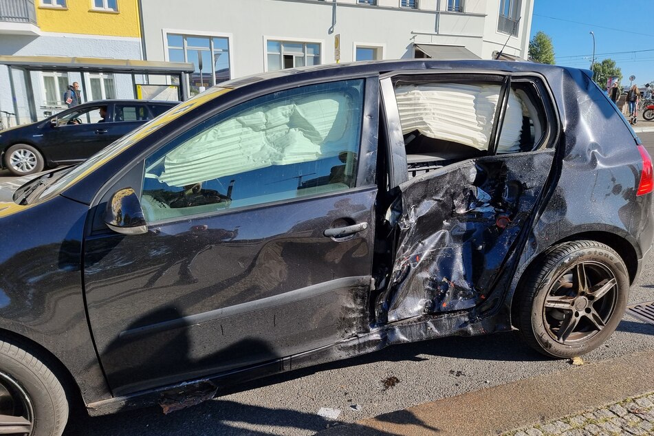 Durch den Verkehrsunfall kam auch ein schwarzer Pkw zu Schaden.