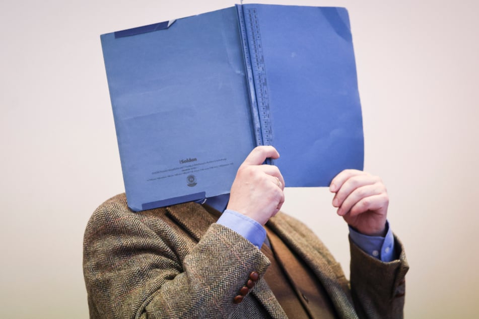 Ein Hamburger Pastor (64) hat wegen des sexuellen Missbrauchs eines Teenagers eine Bewährungsstrafe bekommen.
