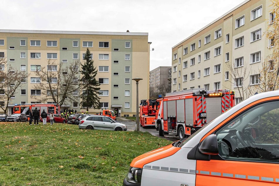 Zahlreiche Einsatzkräfte vor einem Wohnblock an der Albert-Schweitzer-Straße in Plauen. Hier brach am Montagmittag ein Kellerbrand aus.