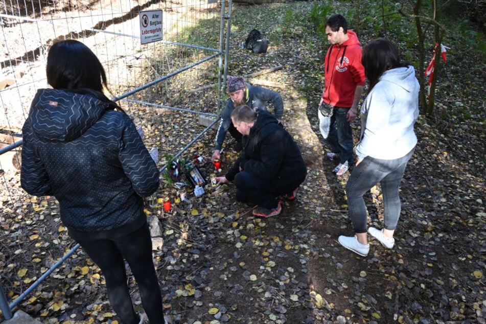 Olivers Bruder Maik (44) und Freunde trauern an der Unglücksstelle.