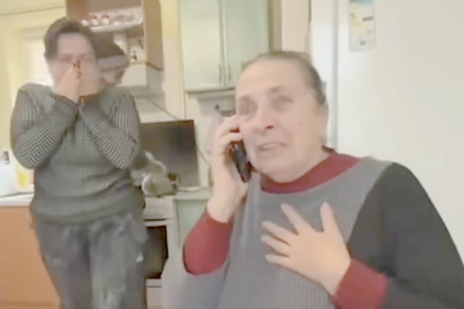 Angehörige des tot geglaubten Soldaten brechen in Tränen aus, nachdem sie seine Stimme am Telefon erkannt hatten.