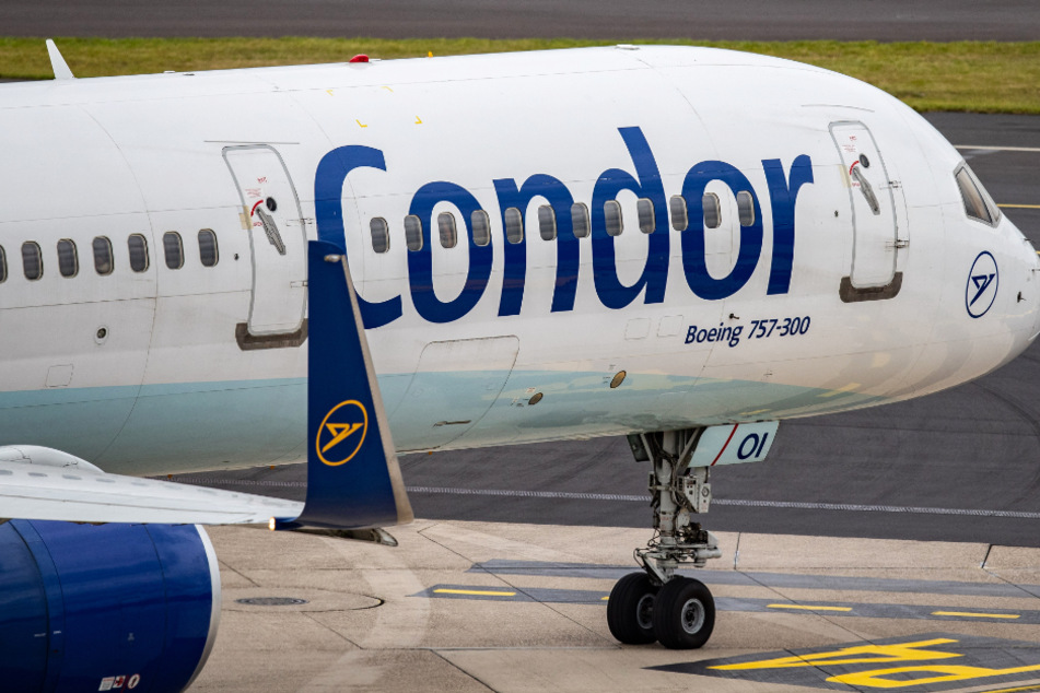 Eine Boeing 757-300 der Fluggesellschaft Condor rollt über das Vorfeld am Flughafen. Der angeschlagene Ferienflieger Condor bekommt neue Staatshilfen.