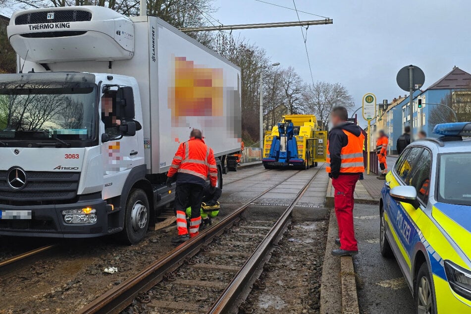 Der Laster blieb auf den Gleisen der Straßenbahn stecken.
