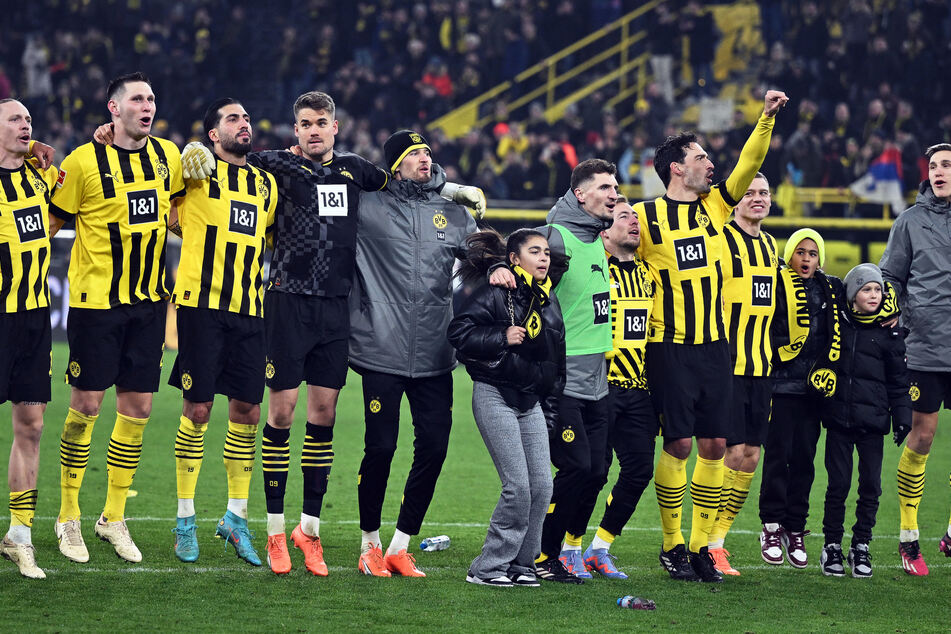 Dortmunds Spieler ließen sich nach der gewonnenen Partie von ihren Fans im Signal Iduna Park feiern.
