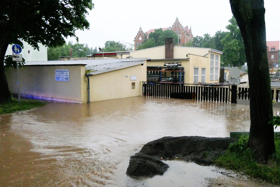 Starkregen überflutet regelmäßig mehrere Grundstücke in der Nähe des Krankenhauses.