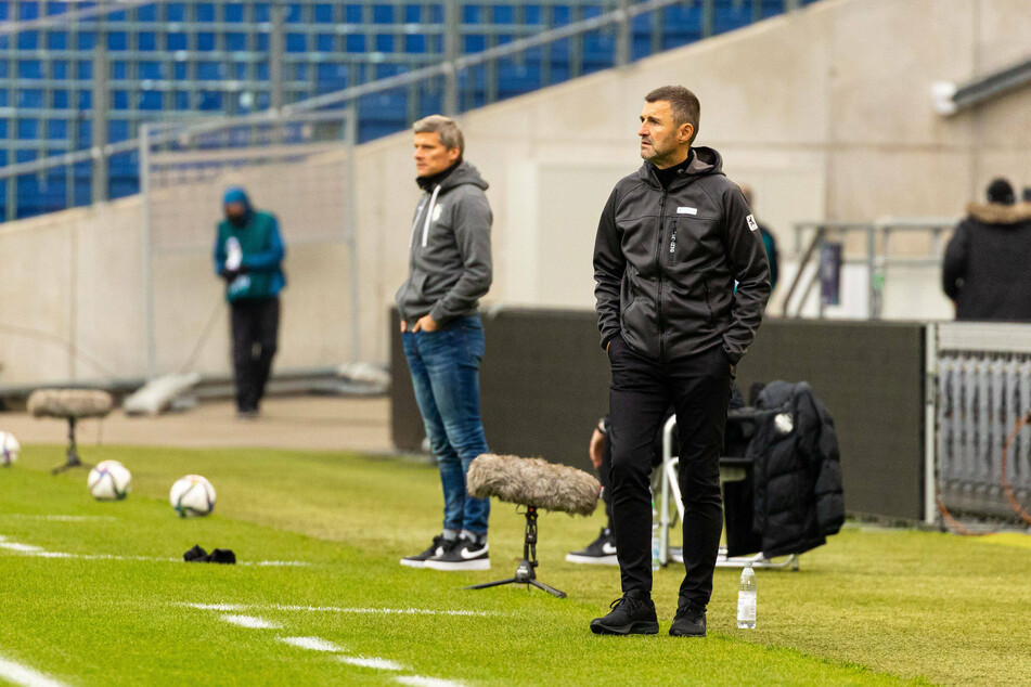 Michael Köllner (r.) hätte sich wohl einen ruhigeren Nachmittag gewünscht. Am Ende durfte der Trainer des TSV 1860 München aber jubeln.