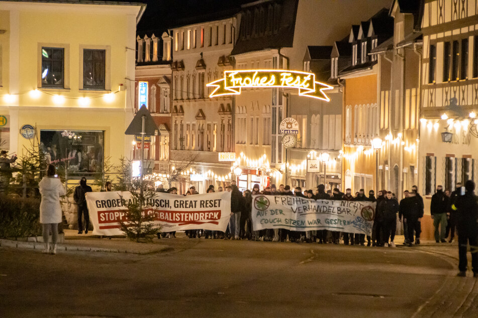 Immer wieder treffen sich Kritiker der Corona-Maßnahmen zu sogenannten Spaziergängen, wie hier am 1. Januar in Zwönitz.
