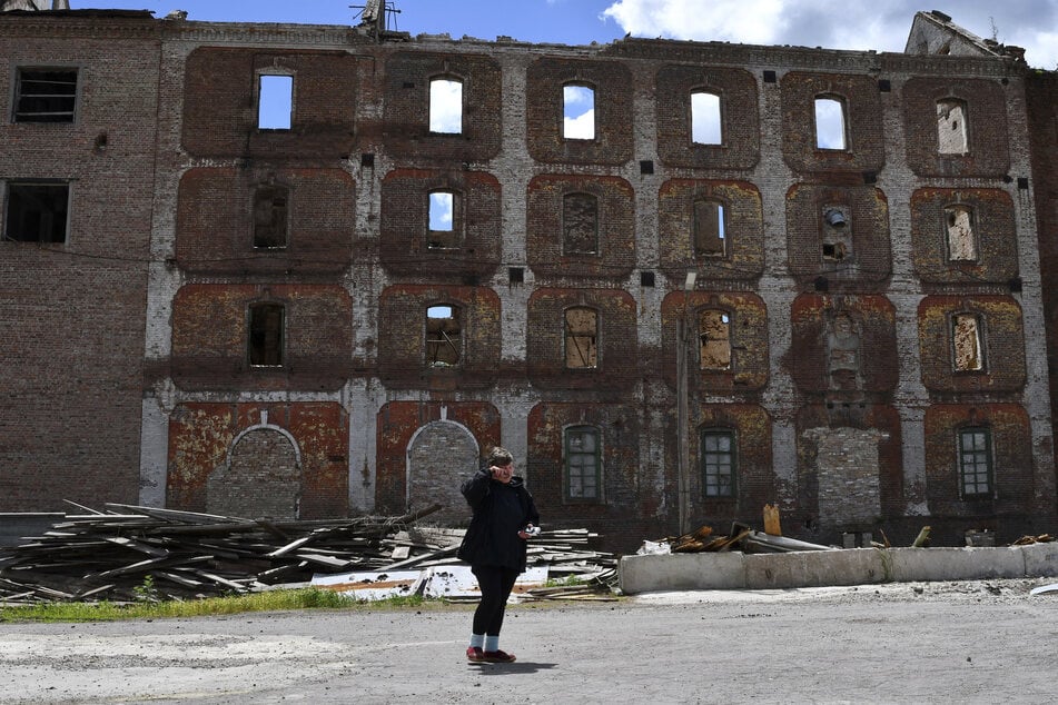 Die Wachfrau Albina steht vor der zerstörten Peter-Dick-Mühle in Nju-Jork nach russischem Beschuss. (Archivbild)