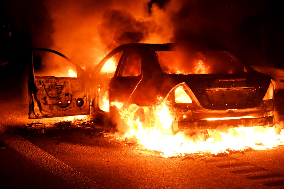 Flammen-Inferno! Mercedes fackelt auf der Autobahn vollständig ab