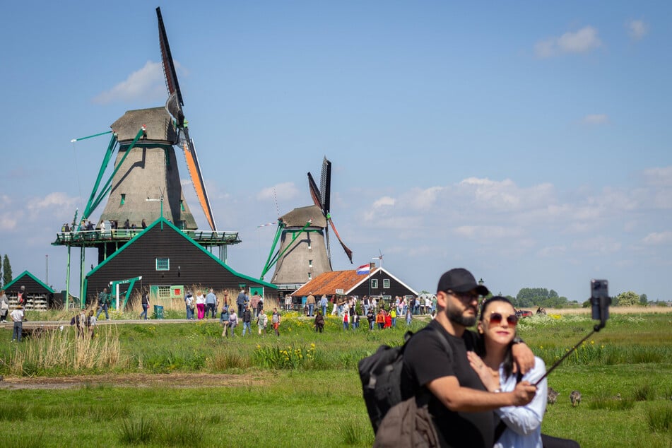 Dieser Blick kostet bald Gebühr: Nicht nur zum Nationalen Mühlentag in den Niederlanden im Mai sind die Windmühlen von Zaanse Schans ein beliebtes Fotomotiv.