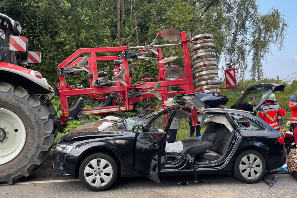 Audi kracht beim Einscheren in Traktor! Beifahrerin stirbt noch an Unfallstelle