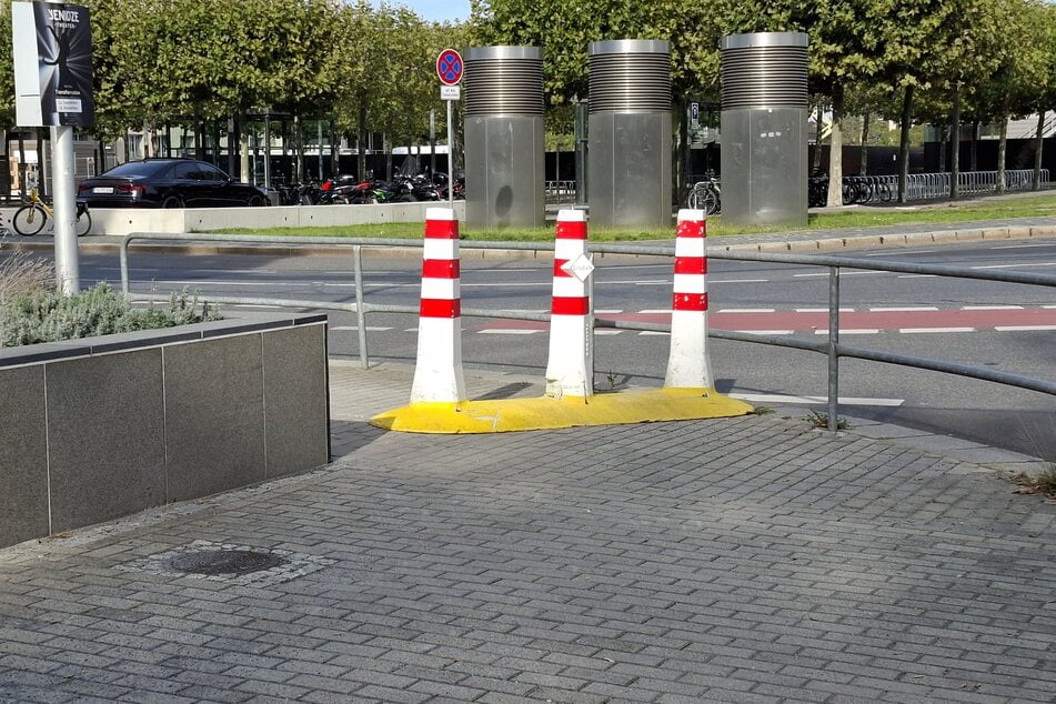 Dieses Schutzelement war offenbar auf der anderen Straßenseite vergessen worden.