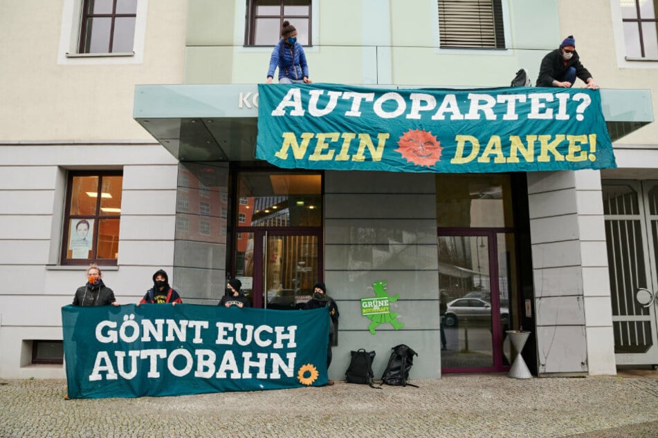 Dannenröder Forst: Umweltaktivisten steigen Berliner Grünen aufs Dach