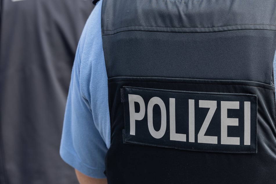 Die Polizei ermittelt und sucht Zeugen. (Symbolbild)