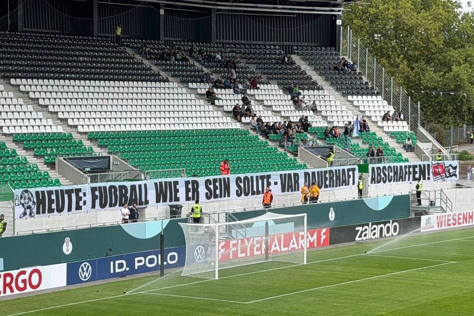Im Preußenstadion hängt ein Protest-Banner gegen den VAR.