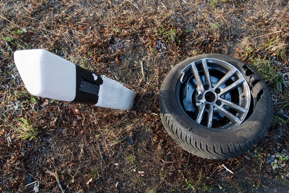 Durch den harten Aufprall wurde der 25-Jährige aus seinem Auto heraus in ein Gebüsch geschleudert. Möglicherweise hatte er keinen Sicherheitsgurt angelegt. (Symbolbild)