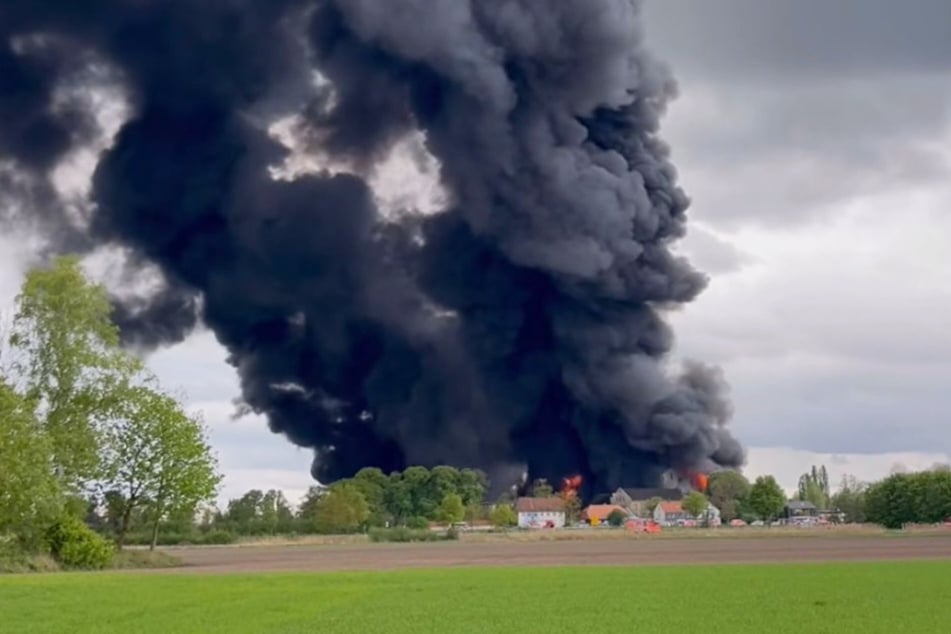 Riesige Rauchwolke: Feuer in Chemiefabrik - Lebensgefahr!