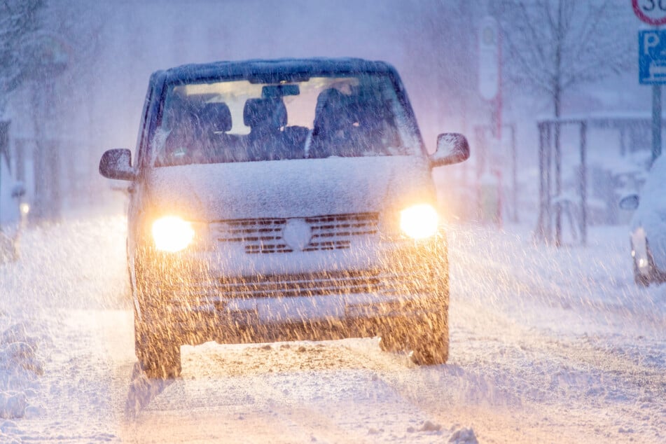 In NRW müssen sich die Menschen am Montag weiter auf heftige Schneefälle und eisige Temperaturen einstellen.