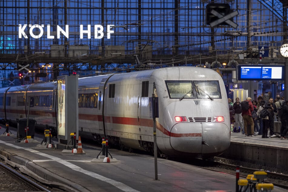 Auch mehrere ICE- und IC-Verbindungen entfallen aufgrund der Arbeiten am Kölner Stellwerk.