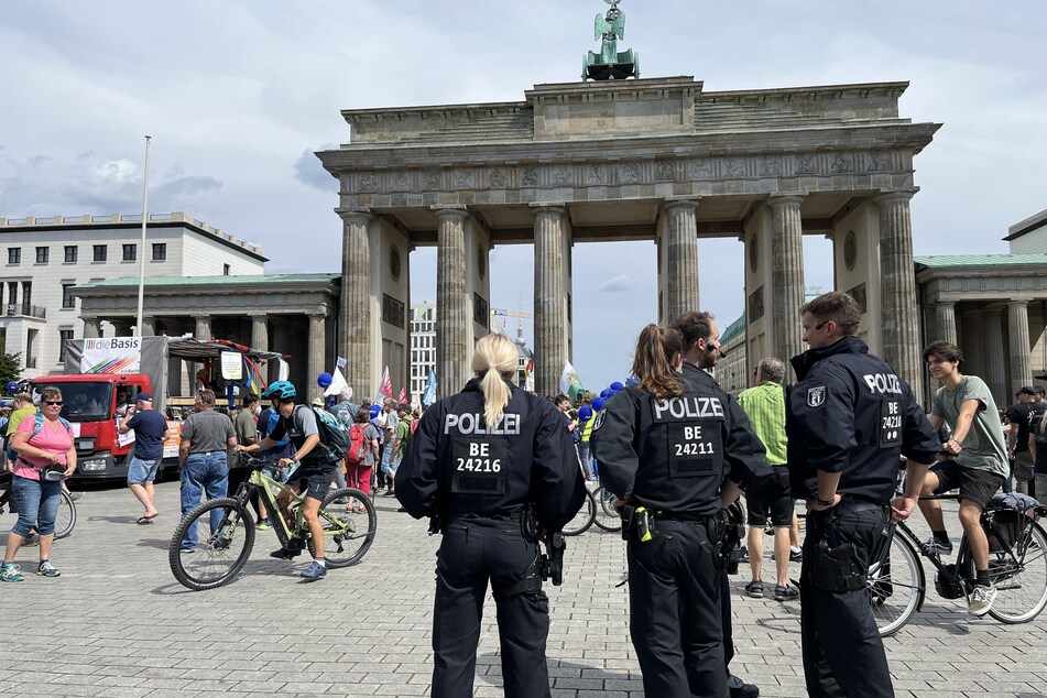 Wegen der Demonstration am Brandenburger Tor ist auch die Berliner Polizei vor Ort.