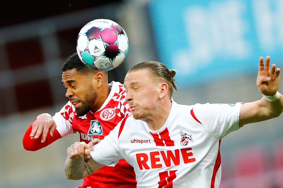 Marius Wolf (v.) vom 1. FC Köln und Phillipp Mwene vom 1. FSV Mainz 05 im Kopfballduell.
