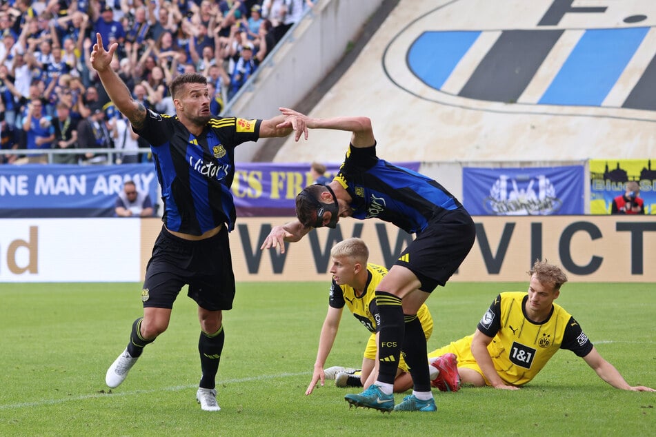 Der Nackenschlag für Borussia Dortmund II: Kai Brünker (l.) traf zum 1:1 für den 1. FC Saarbrücken.