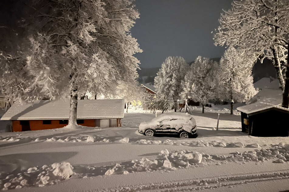 In der Nacht auf Donnerstag hat starker Schneefall viele Regionen in Bayern in traumhafte Winterlandschaften verwandelt. Der Weg zur Arbeit war jedoch alles andere als traumhaft.