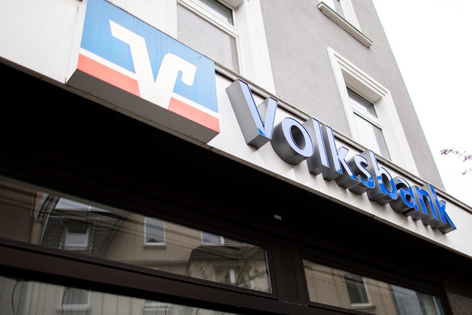 Am Beginn stand ein Überfall in einer Volksbank-Filiale in Hochheim am Main: Auf seiner Flucht griff der Räuber mehrere Menschen an. (Symbolbild)