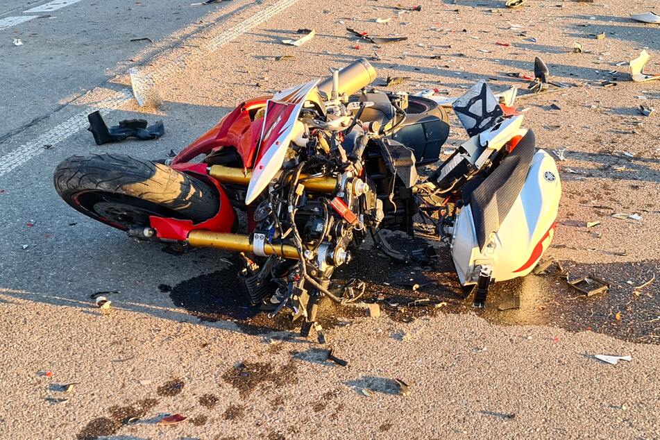 Das Motorrad fuhr auf ein Auto auf und starb noch an der Unfallstelle.