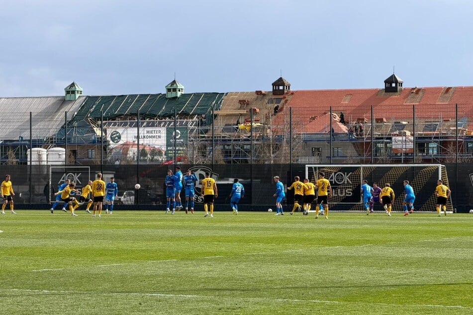Herrmanns Freistoß blieb in der Mauer hängen.