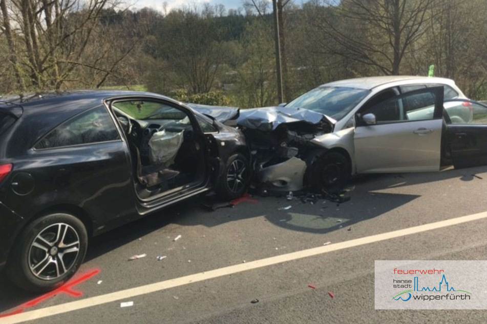 In Wipperfürth ist es am Freitagnachmittag zu einem schweren Unfall auf der B237 gekommen. Zwei Autos waren dort frontal zusammengestoßen.