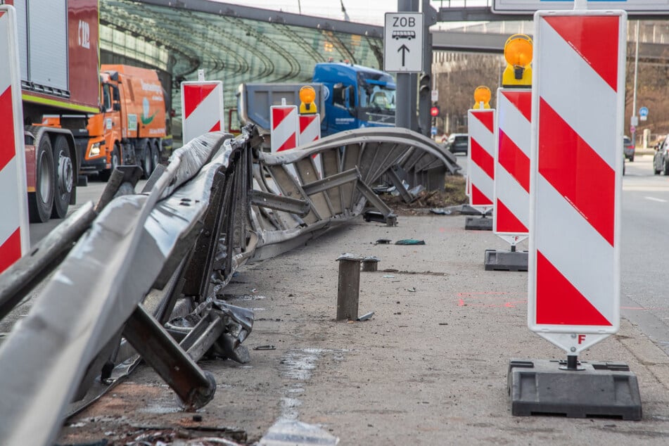 Der Laster durchbrach eine Mittelleitplanke und geriet in den Gegenverkehr. Weitere schlimme Verletzungen blieben offenbar aus.