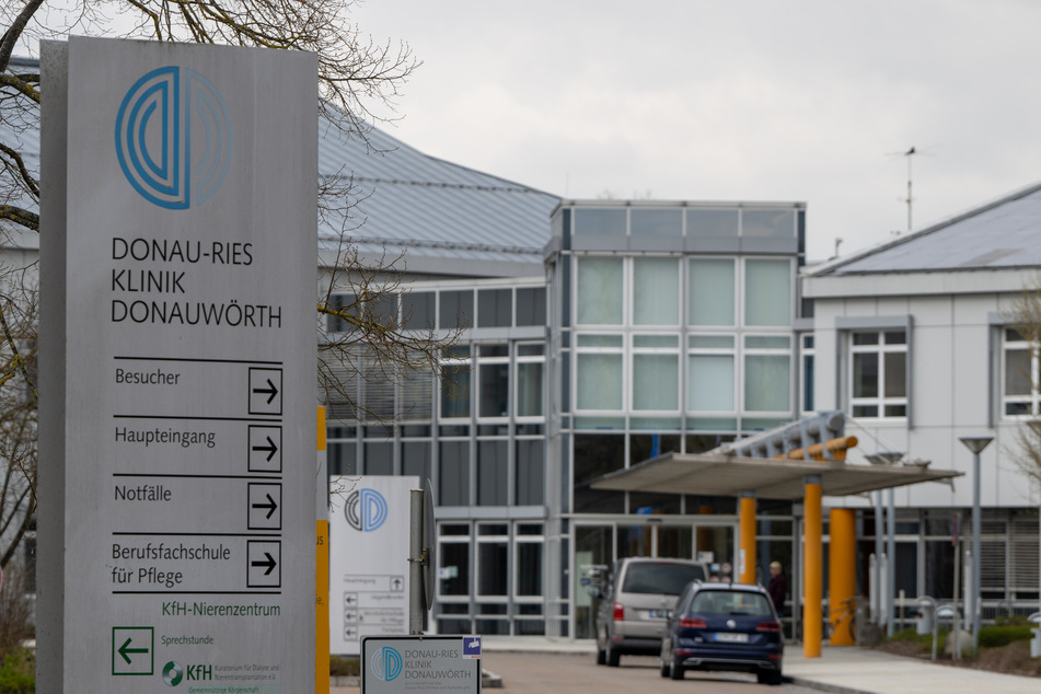 Bei Operationen sollen sich in der Donau-Ries Klinik mindestens 51 Patienten durch mangelhafte Hygiene mit Hepatitis C angesteckt haben.