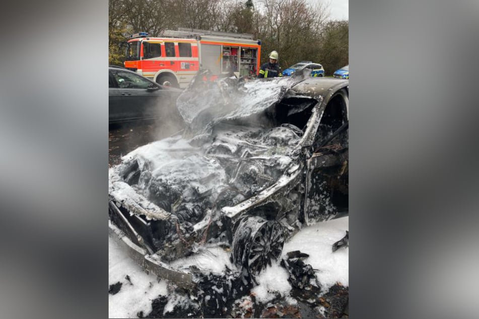 Ein Mercedes C220 bekam die vollen Auswirkungen eines Kinderfeuerwerks zu spüren.