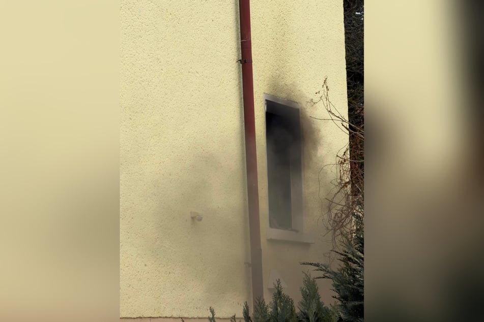 Beim Eintreffen der Einsatzkräfte drang dichter schwarzer Brandrauch aus einem Fenster.
