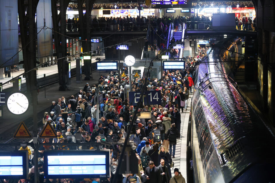Zahlreiche Reisende warten auf einem vollem Bahnsteig am Hauptbahnhof auf ihren Zug.