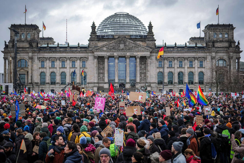 Bereits im Februar haben Tausende Menschen in Berlin gegen Rechtsextremismus demonstriert.