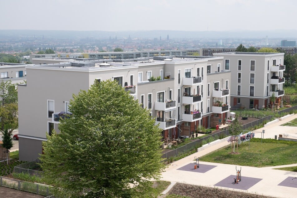 Beim Stadtteilrundgang erfahren Teilnehmer, wie Umbauten und Modernisierungen das Gesicht der Plattenbausiedlung Gorbitz verändert haben.