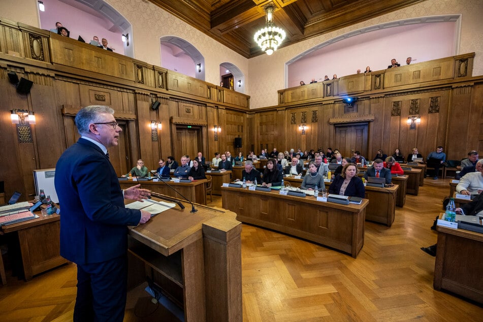 Ralph Burghart (55, CDU) spricht vor den Stadträten.