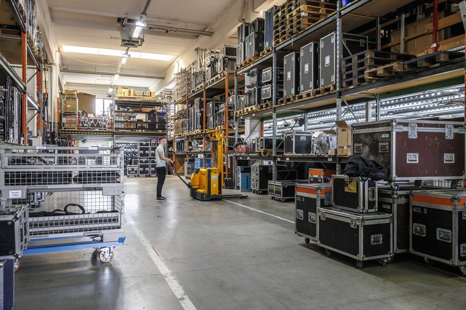 Im Lager von SAM Production wartet wohlsortiert die Technik auf ihren Einsatz.