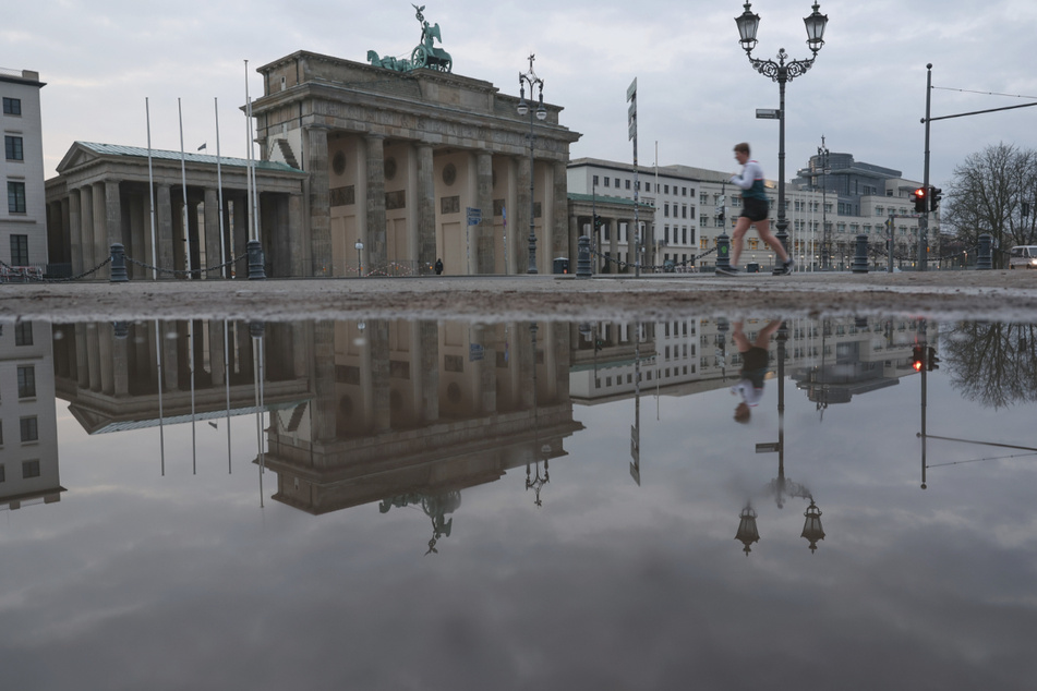 Am Brandenburger Tor könnte es ab Nachmittags wieder nass werden.
