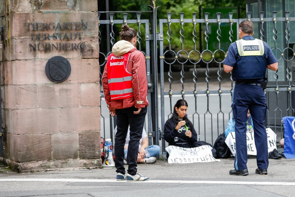 Tötung von Affen? Aktivisten ketten sich erneut am Zoo fest