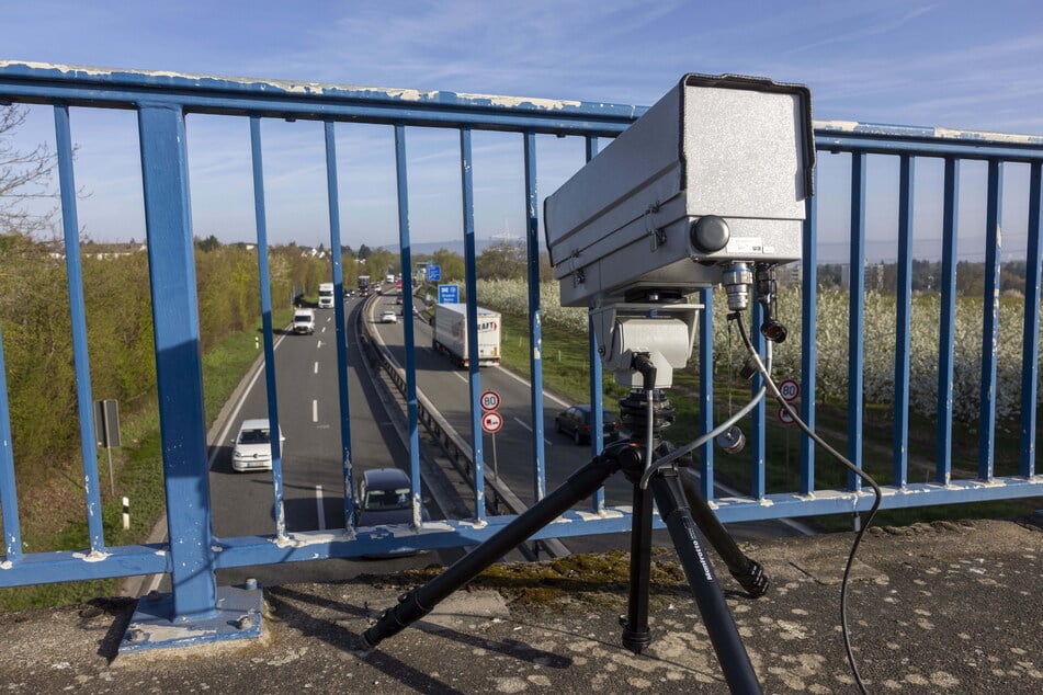 So sieht er aus, der Handy-Blitzer: Eine Monocam steht auf einer Autobahnbrücke in Rheinland-Pfalz. Es ist das erste deutsche Bundesland, das die neue Technik eingeführt hat.