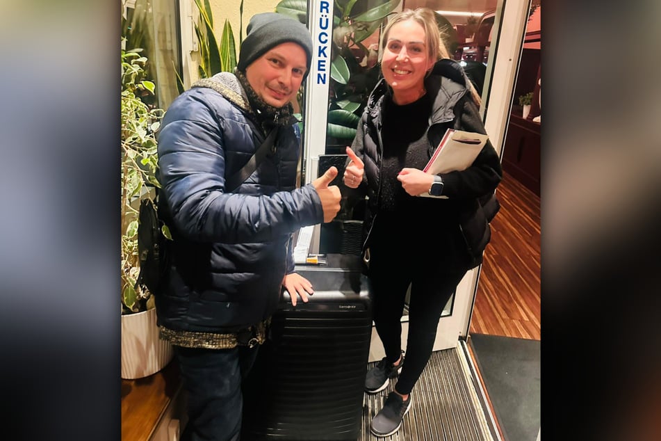 Artist Maxim Popazov holt sich bei Ellen Guggenheimer in Chemnitz seinen Koffer ab.