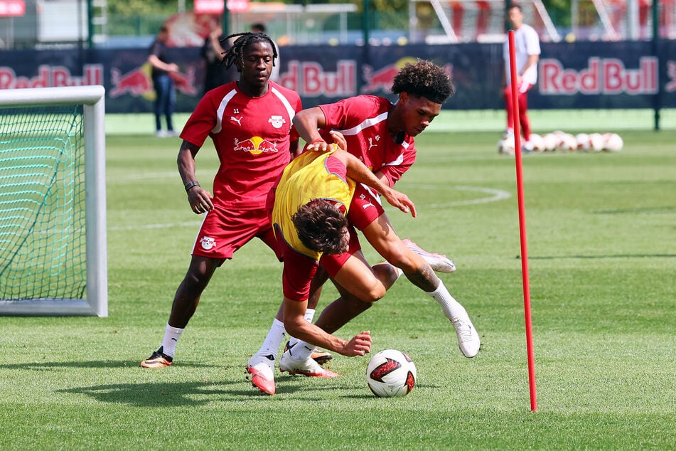 Johan Bakayoko (23, l.) würde vom Wechsel von Yan Diomande (19) eigentlich profitieren. Trotzdem scheint ein Wechsel nicht unwahrscheinlich.