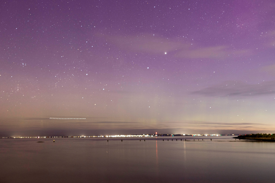 Über dem Himmel von Werribee South Beach färbte sich der Himmel lila.