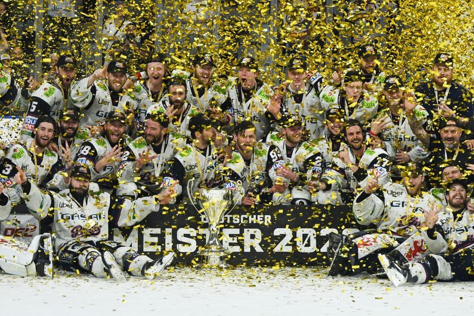 Die Eisbären Berlin freuen sich über den Gewinn der Deutschen Meisterschaft.