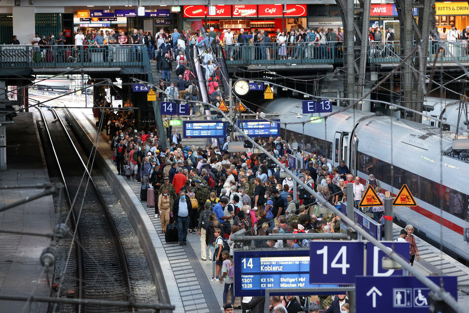 Das 9-Euro-Ticket im Sommer hatte dazu geführt, dass Züge und Bahnsteige überfüllt waren.