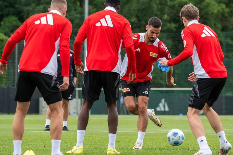 Ivan Prtajin (28, 2.v.r.) durfte bislang nur im Training sein Können am Ball zeigen.